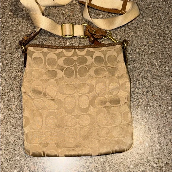 Coach peyton signature crossbody bag - Picture 2 of 3